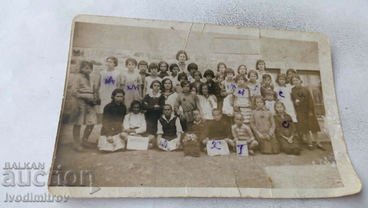 Снимка Ученици със своята преподавателка 1932