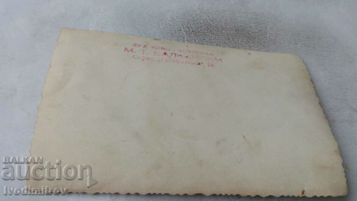 Снимка Младо момиче с цена € 0.74 | 1.45 лв.