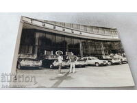 Φωτογραφία του Ford και τεσσάρων Γλάρων μπροστά από το Inn
