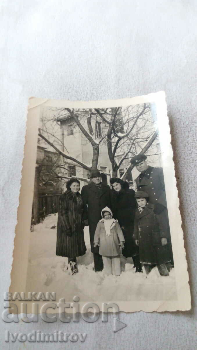 Снимка Бургасъ Офицер със семейството си през зимата 1942