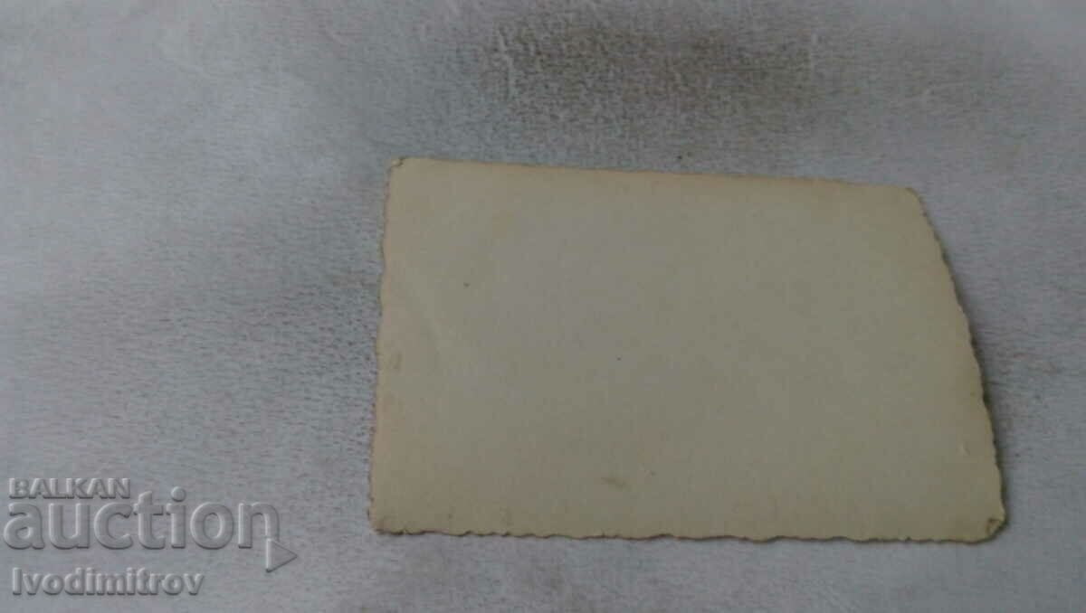 Φωτογραφία Νεαρό κορίτσι στους βράχους πάνω από την πόλη με τιμή 1.65 BGN | € 0.84 Φωτογραφία Νεαρό κορίτσι στους βράχους πάνω από την πόλη με τιμή 1.65 BGN | € 0.84