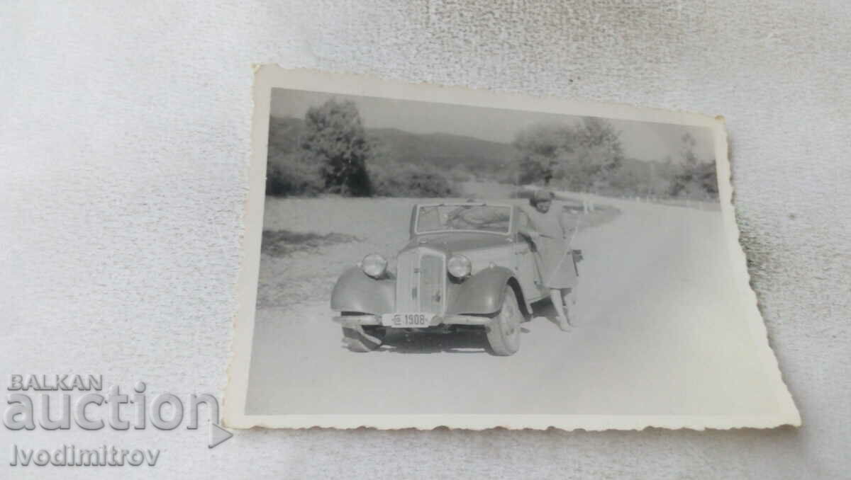 Снимка Жена до ретро автомобил с рег. № Сф 1908