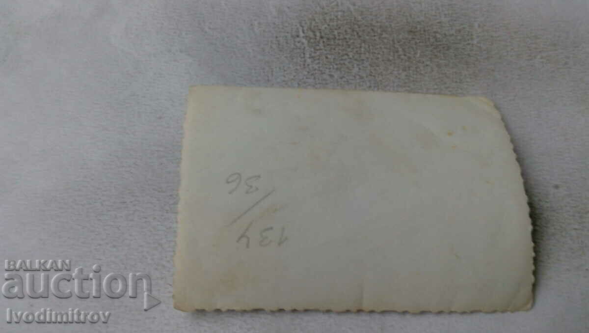 Φωτογραφία Κορίτσια μπροστά από μια εκκλησία με τιμή 1.85 BGN | € 0.95 Φωτογραφία Κορίτσια μπροστά από μια εκκλησία με τιμή 1.85 BGN | € 0.95