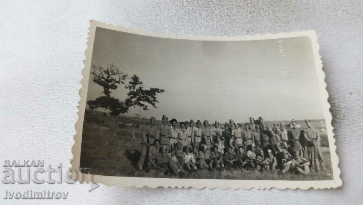Φωτογραφία Αξιωματικοί και στρατιώτες στο λιβάδι