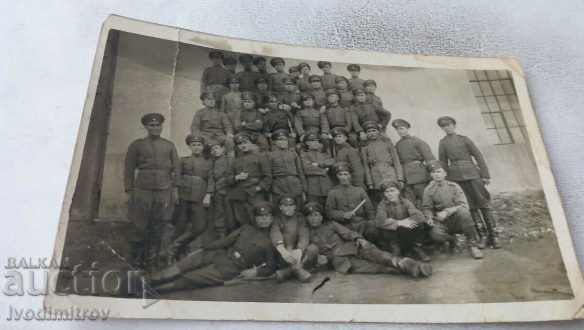 Снимка Войници в казармата