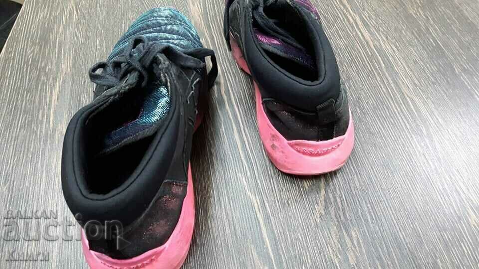 Women's sneakers - number 38 with price 10.00 BGN | € 5.11 Women's sneakers - number 38 with price 10.00 BGN | € 5.11