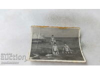 Fotografie Varna Doi băieți în costume de baie în mare 1961