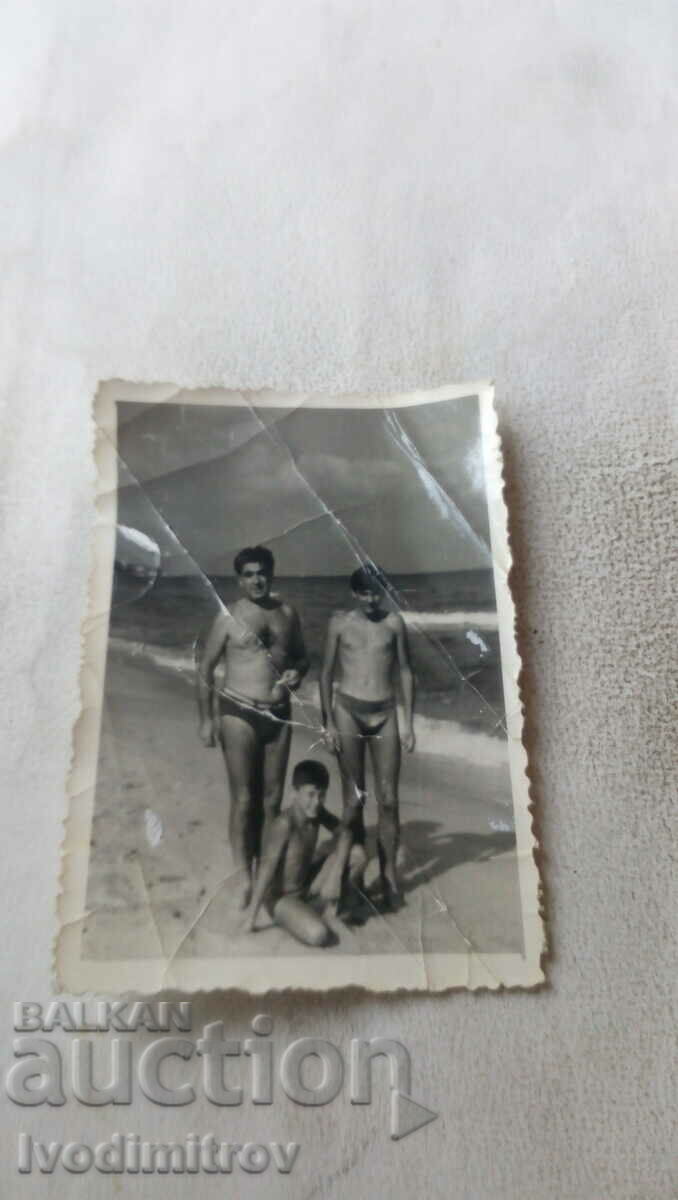 Fotografie Varna Un bărbat și doi băieți în costume de baie pe plajă 1961