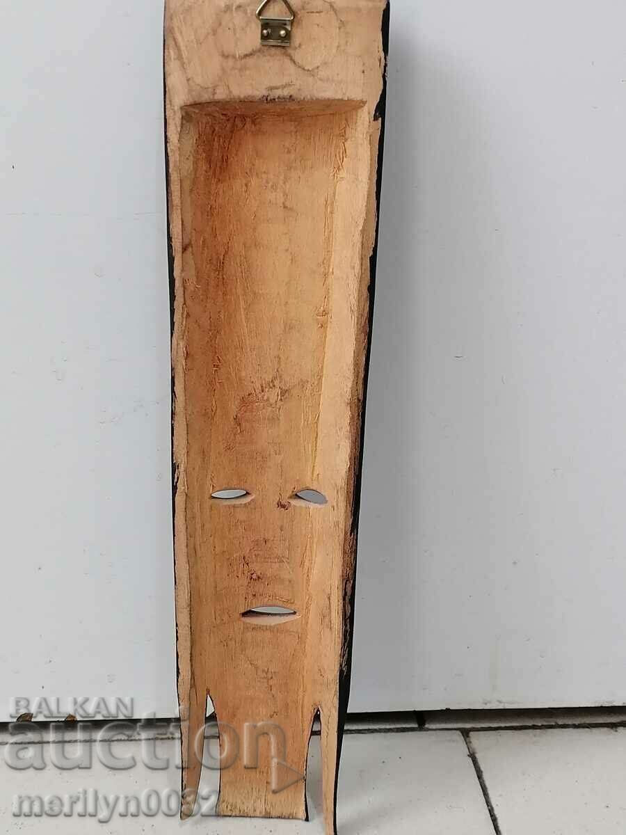 Veche mască africană sculptând frumusețea interioară cu preț 64.00 BGN | € 32.72