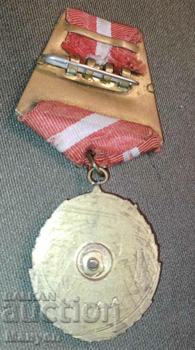 Delivery of I am selling a rare, old box. Delivery of I am selling a rare, old box.