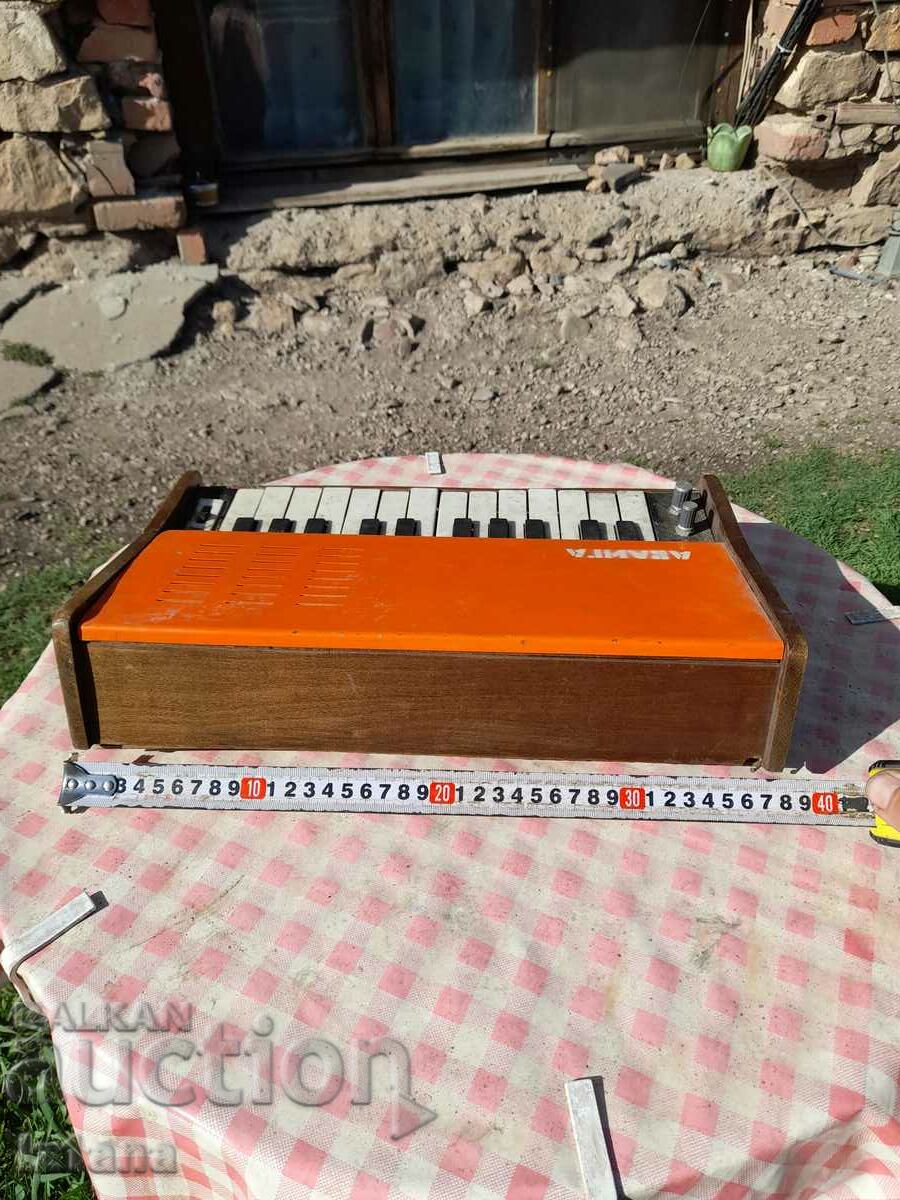 Auction Old synthesizer, Avliga electric piano Auction Old synthesizer, Avliga electric piano