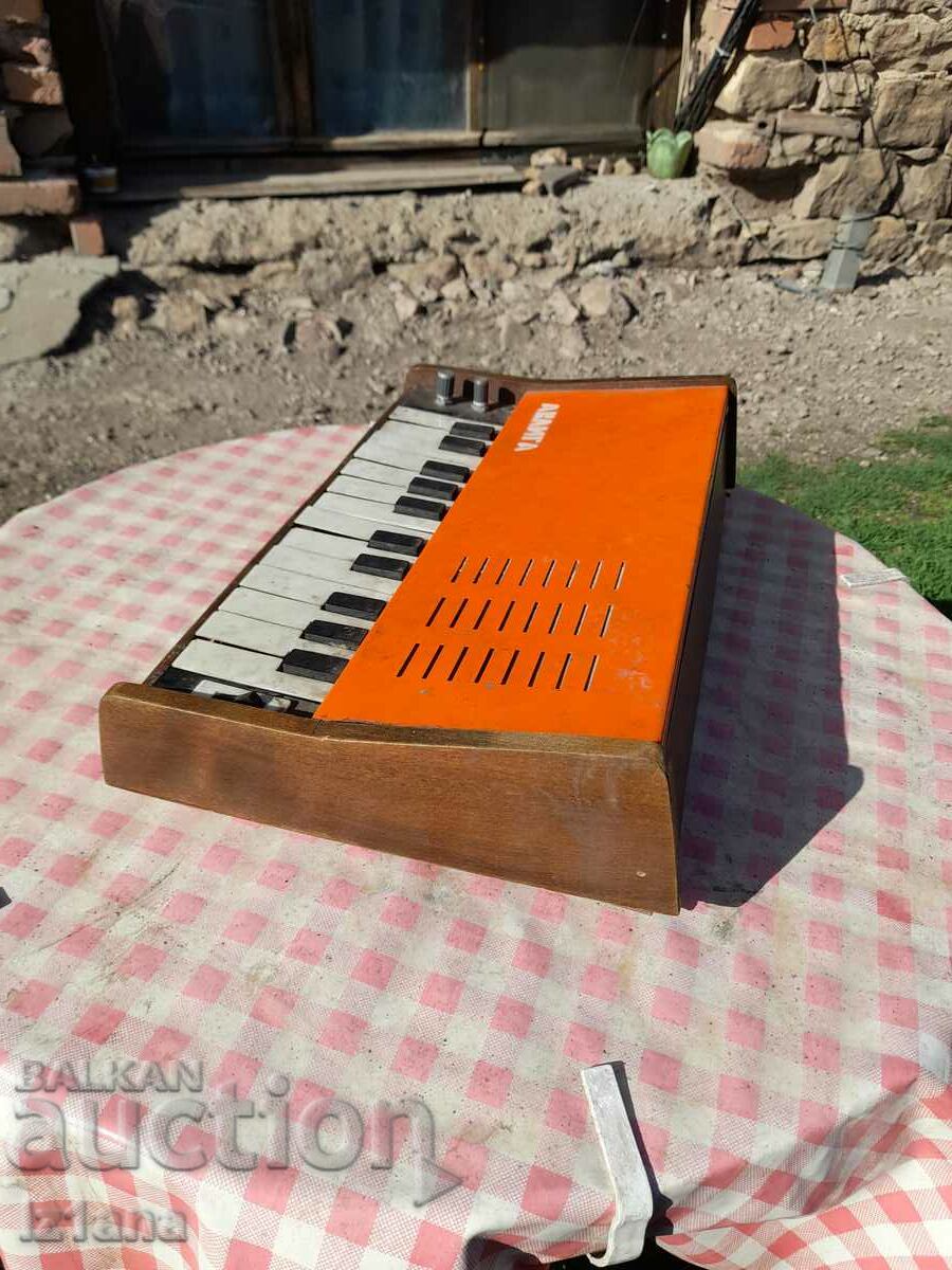 Delivery of Old synthesizer, Avliga electric piano Delivery of Old synthesizer, Avliga electric piano