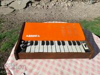 Old synthesizer, Avliga electric piano