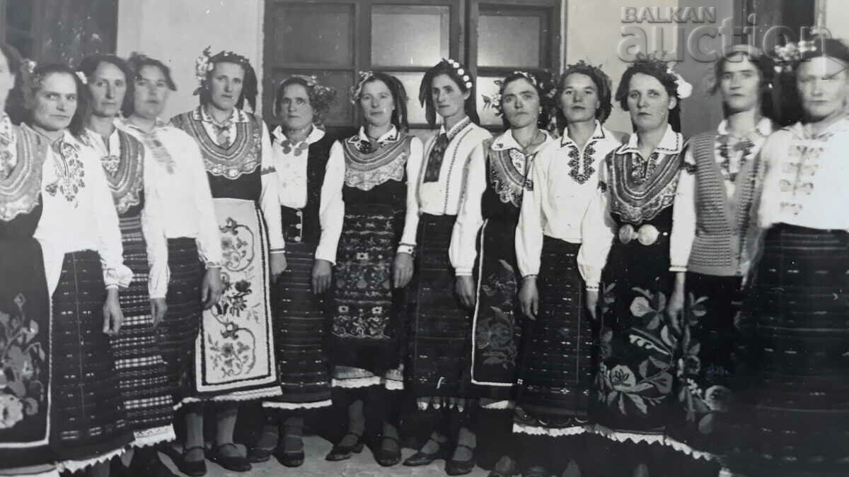 women in traditional costume vintage photo card - 5 women in traditional costume vintage photo card - 5