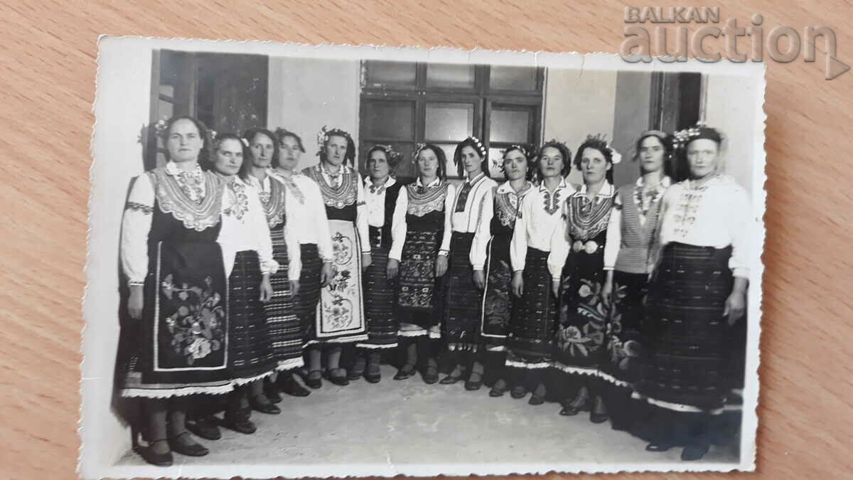 γυναίκες με παραδοσιακή φορεσιά vintage φωτογραφία κάρτα