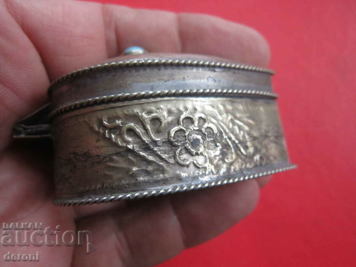 Antique engraved bronze box with price 25.00 BGN | € 12.78