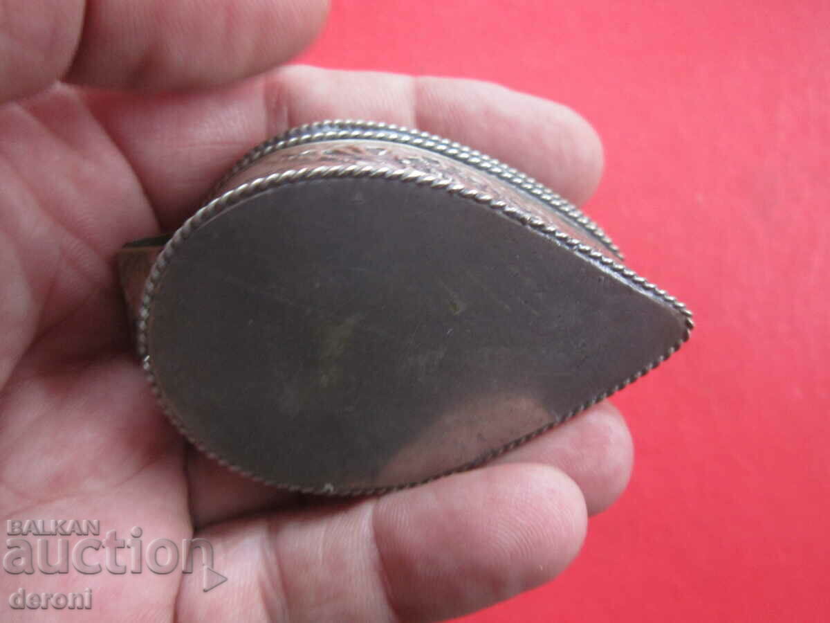 Auction  Antique engraved bronze box