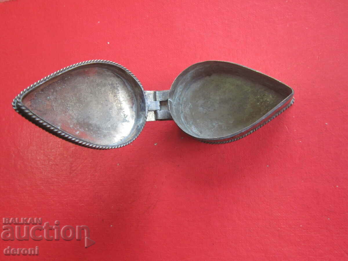 Delivery of Antique engraved bronze box