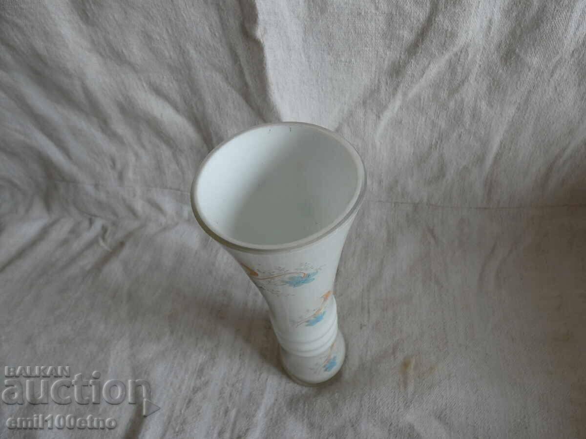 Auction White glass vase with floral decoration Auction White glass vase with floral decoration