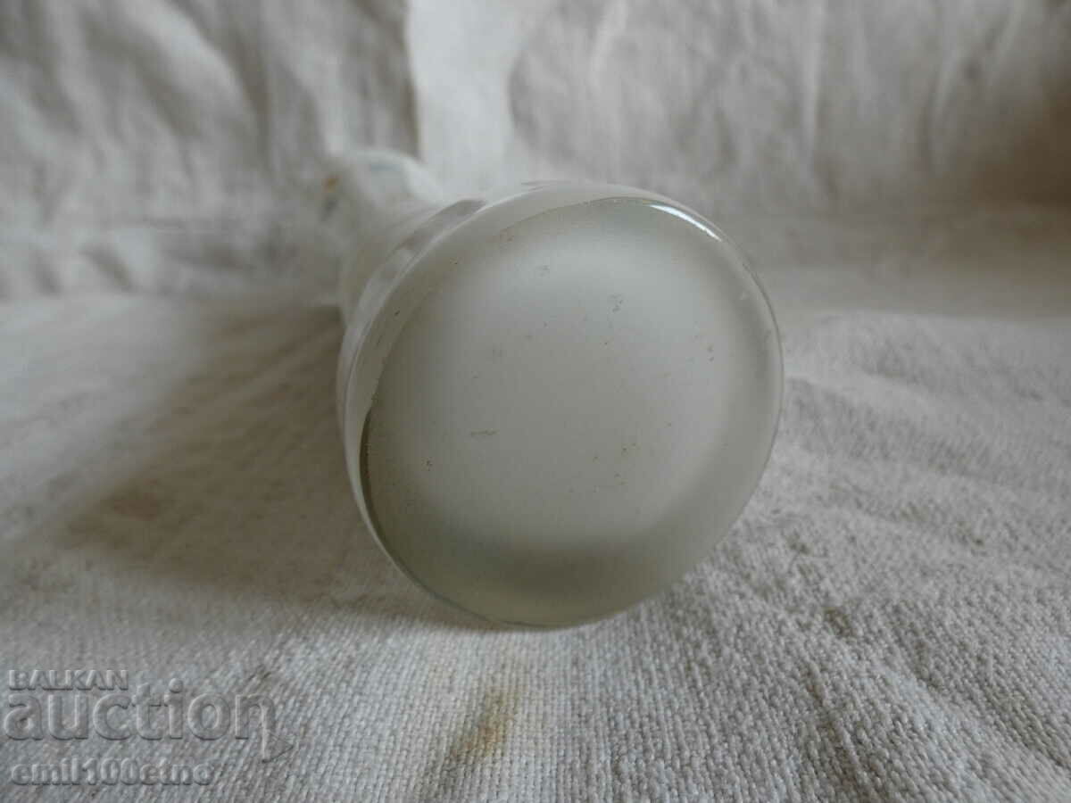 Delivery of White glass vase with floral decoration Delivery of White glass vase with floral decoration