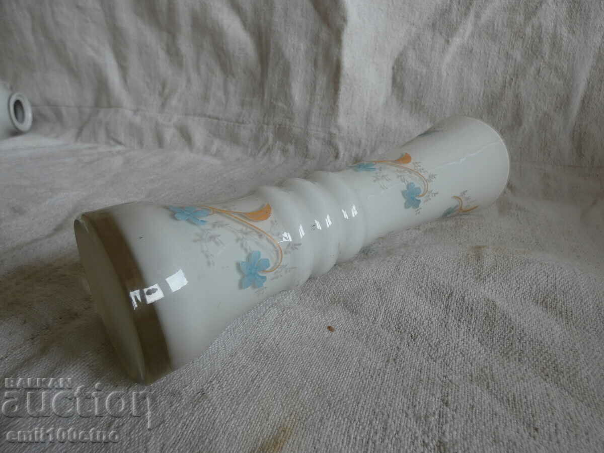 White glass vase with floral decoration - 5 White glass vase with floral decoration - 5