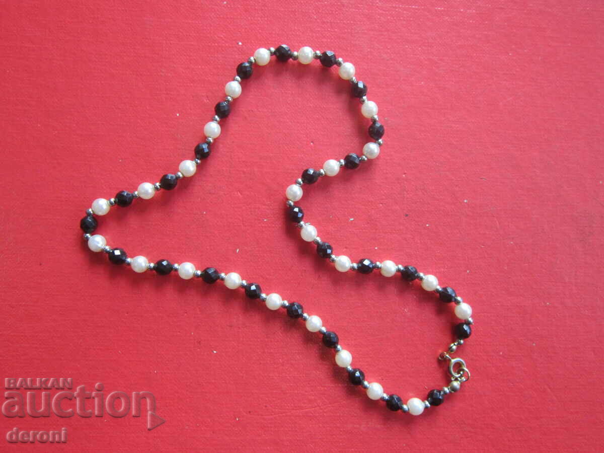 Auction  Necklace of pearls and necklaces