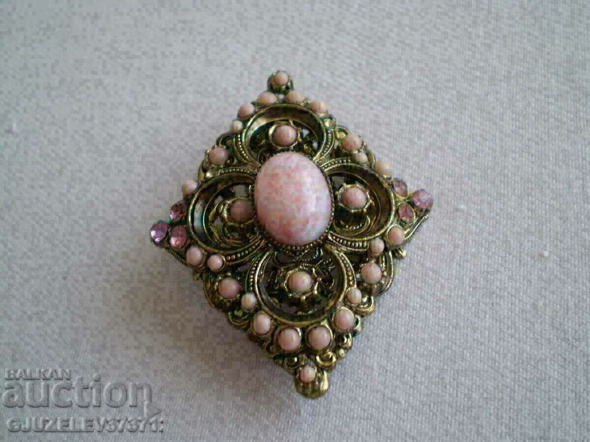 Delivery of brooch with pink glass Delivery of brooch with pink glass