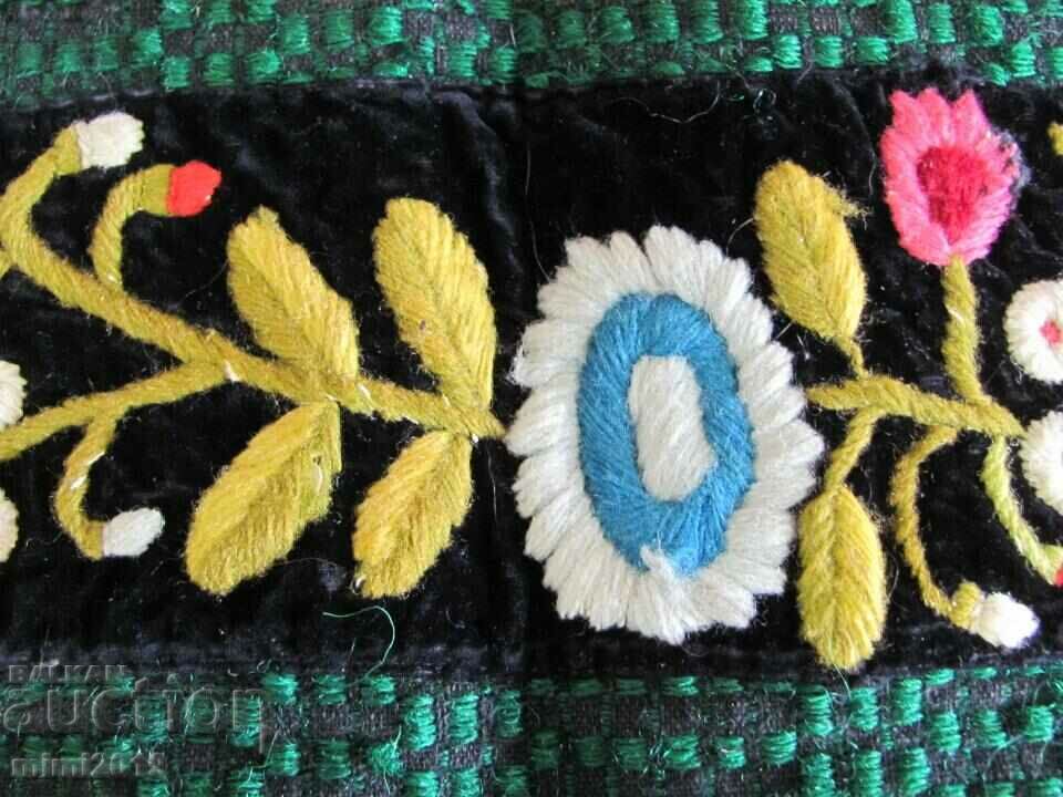 Auction 19th Century Woolen Hand Embroidered Pillow Auction 19th Century Woolen Hand Embroidered Pillow