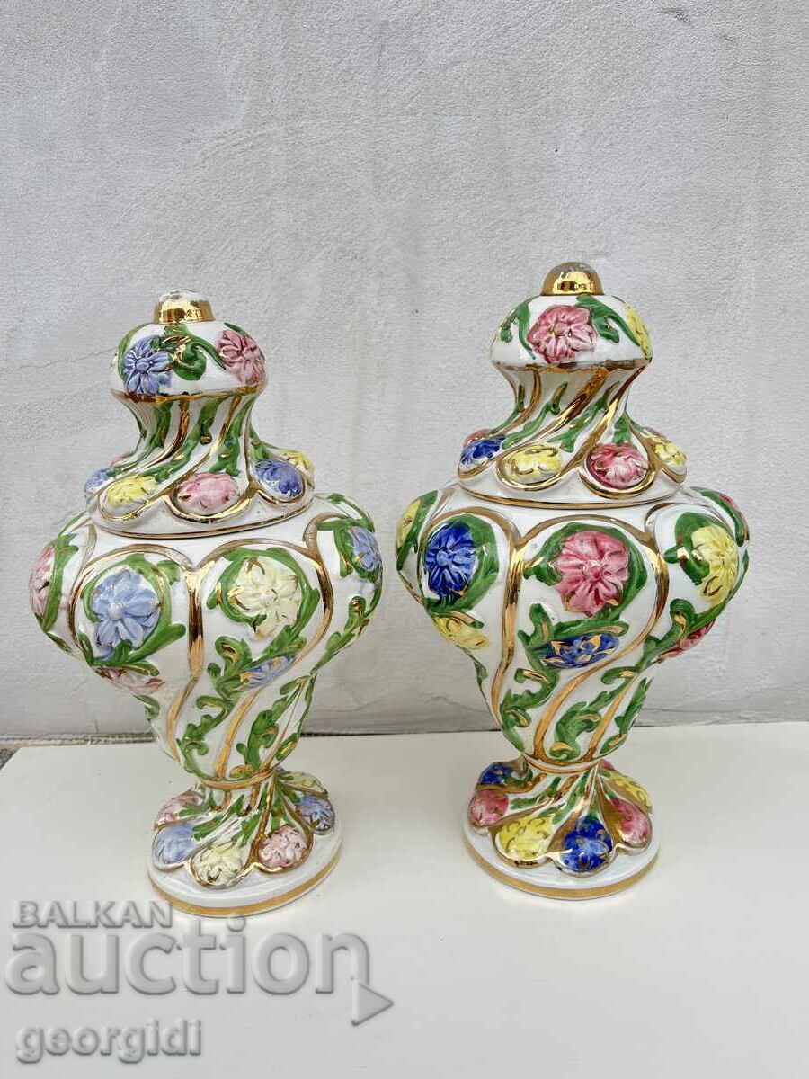 Italian porcelain urns / vases. №2275