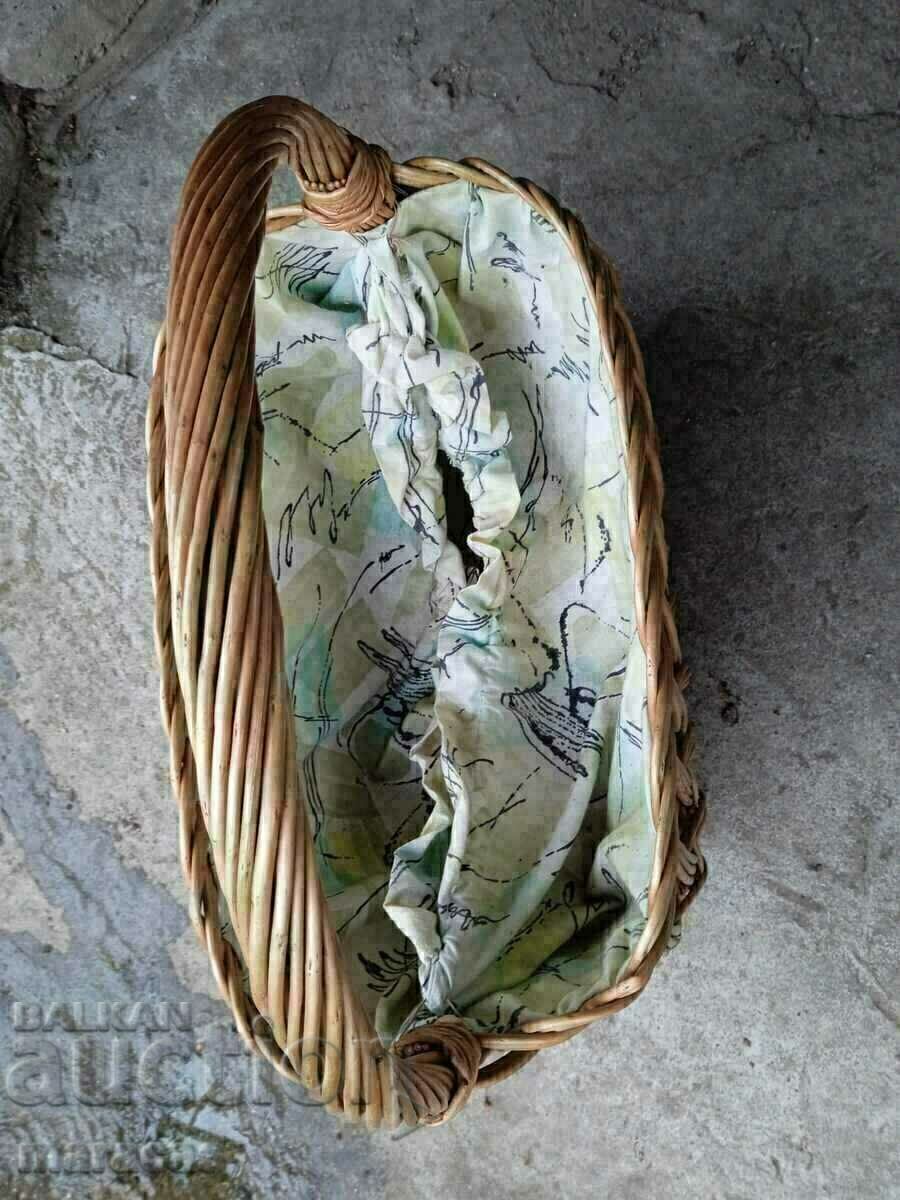 Стара плетена кошница с цена 19.00 лв. | € 9.71 Стара плетена кошница с цена 19.00 лв. | € 9.71