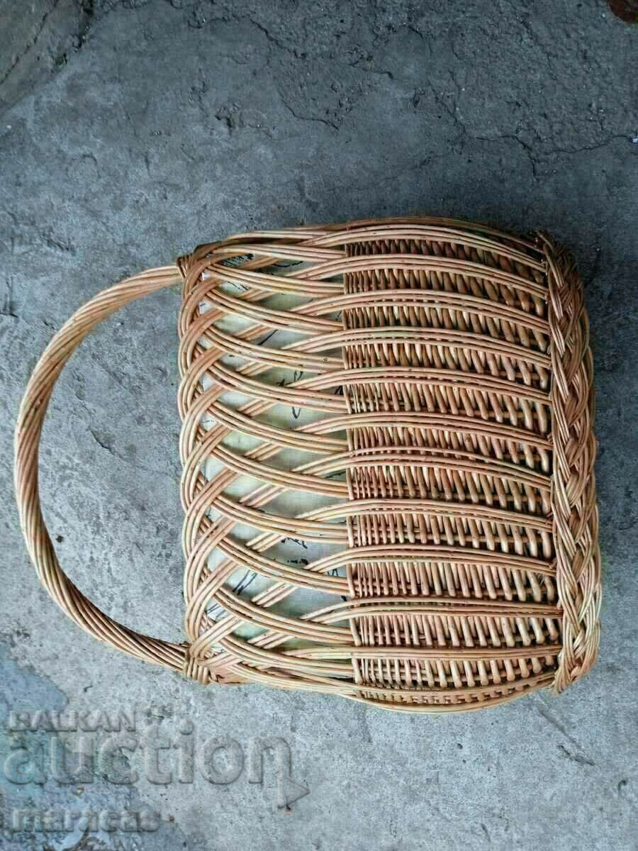 Стара плетена кошница Стара плетена кошница