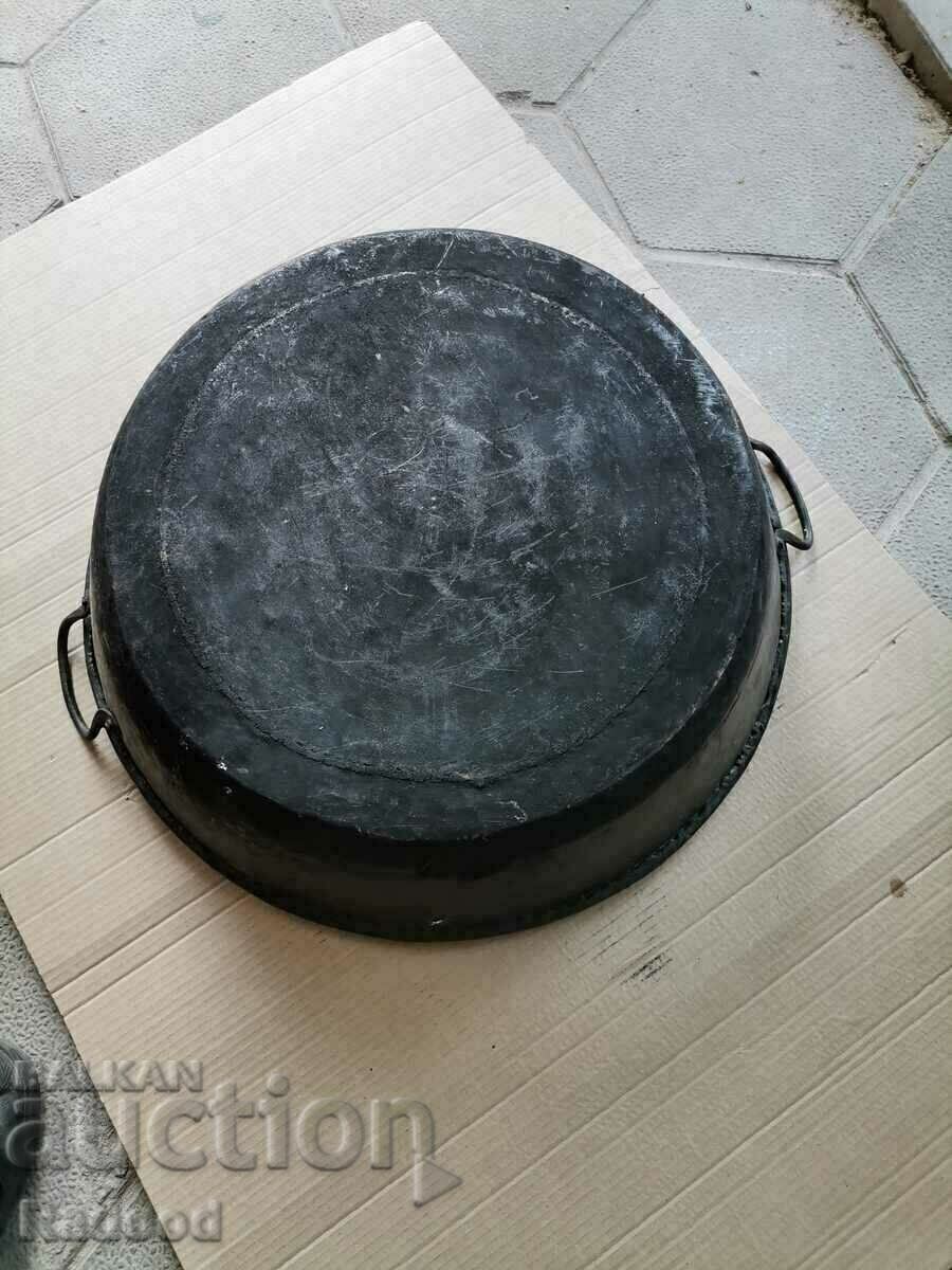 Auction A pan, a pot, a big pan Auction A pan, a pot, a big pan