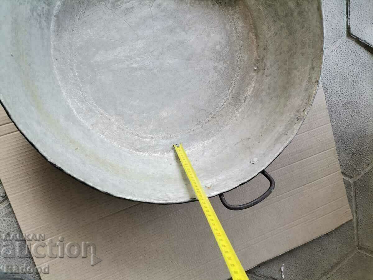 A pan, a pot, a big pan - 5 A pan, a pot, a big pan - 5