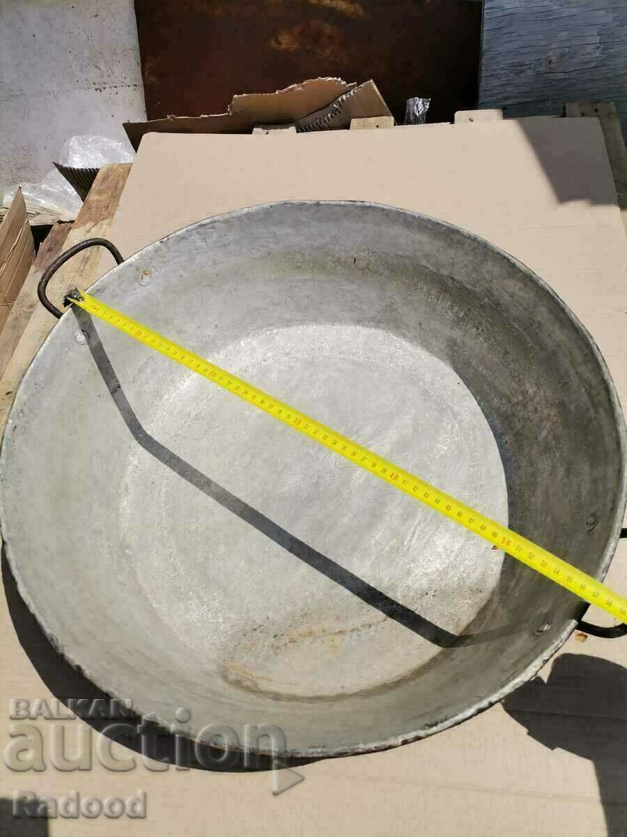 A pan, a pot, a big pan - 6 A pan, a pot, a big pan - 6