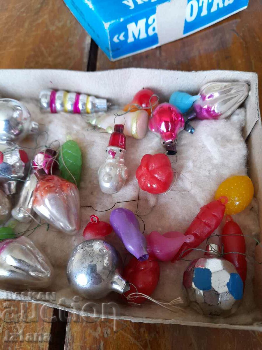 Delivery of Christmas toy, Christmas tree toys, Christmas tree decoration Delivery of Christmas toy, Christmas tree toys, Christmas tree decoration