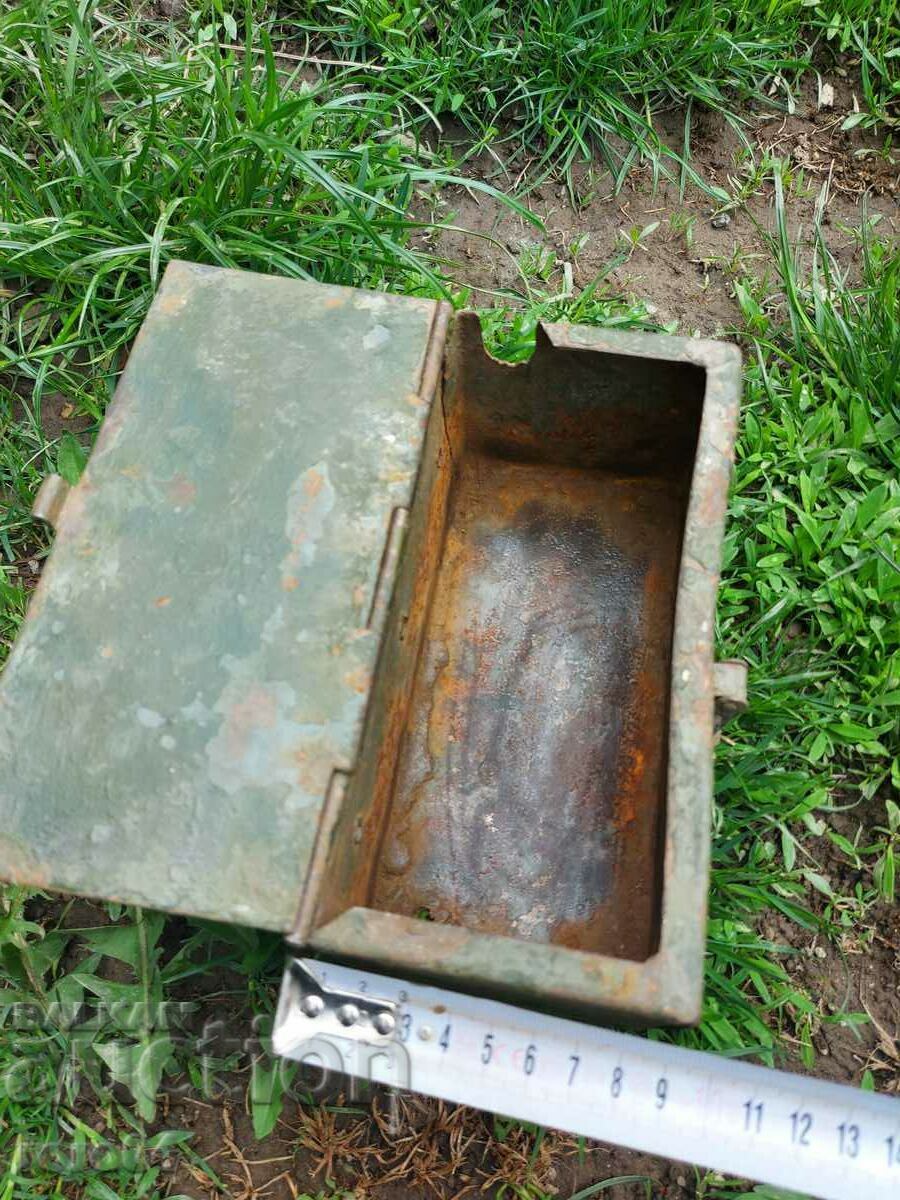 Auction  METAL BOX - AMMUNITION