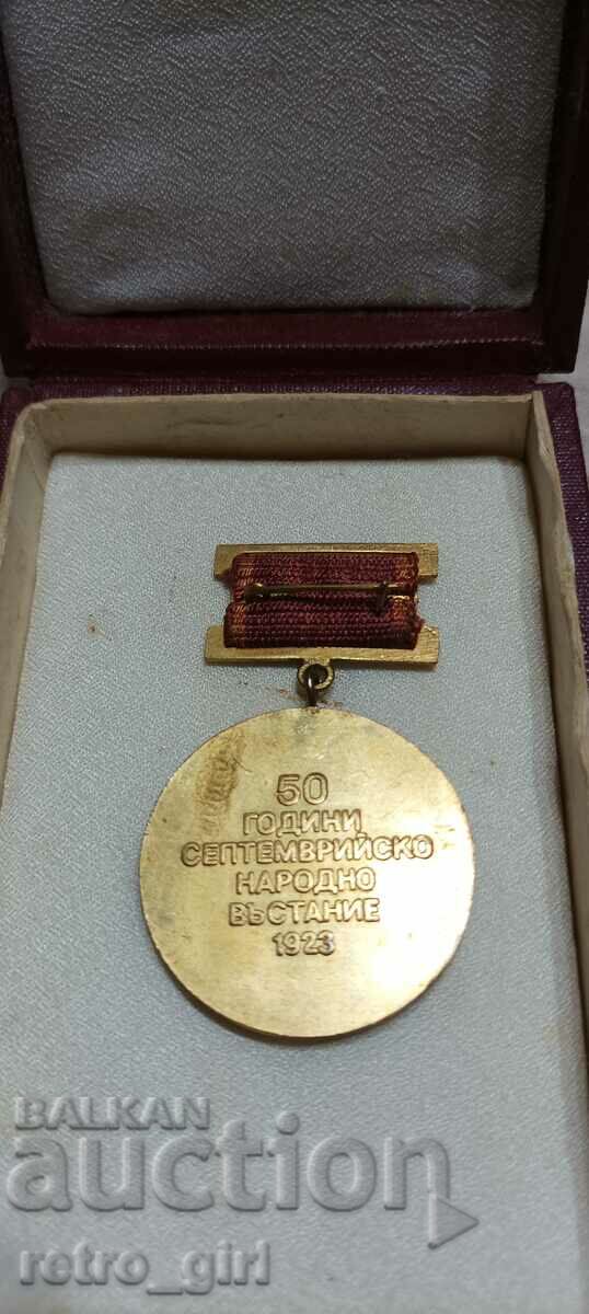 I am selling an old Bulgarian medal with a box. with price 29.00 BGN | € 14.83 I am selling an old Bulgarian medal with a box. with price 29.00 BGN | € 14.83