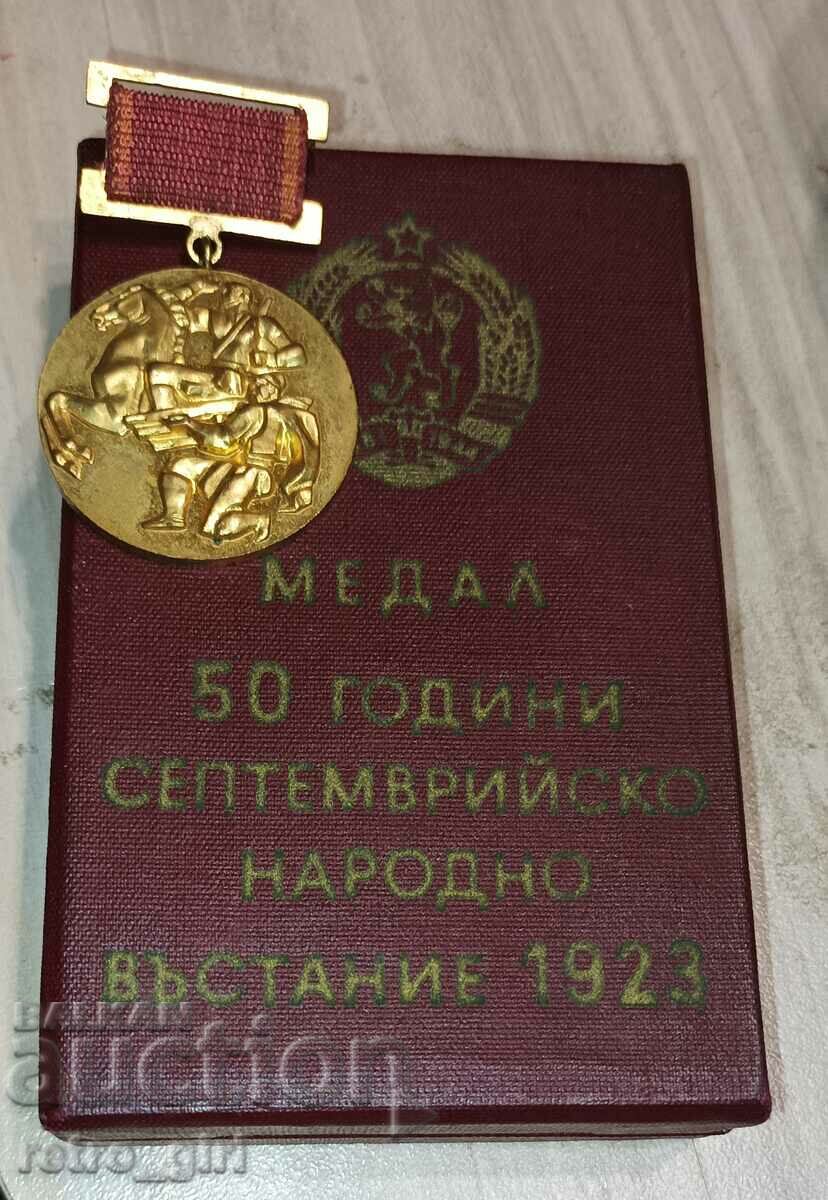 Vand o medalie bulgara veche cu cutie.