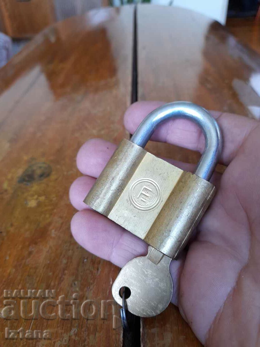 lacătul vechi cu preț 15.00 BGN | € 7.67 lacătul vechi cu preț 15.00 BGN | € 7.67