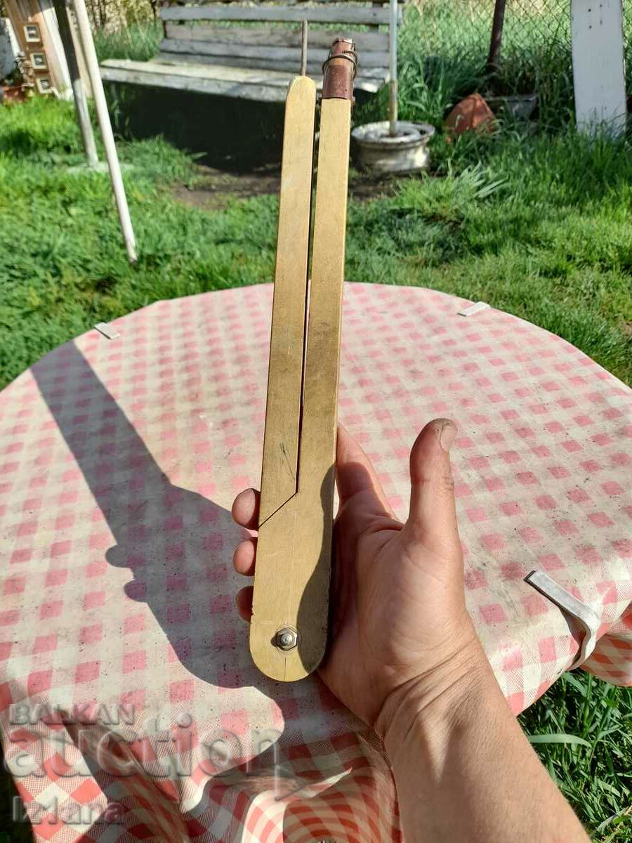 Auction An old school compass Auction An old school compass