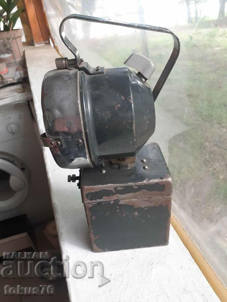 Доставка на Стар немски акумолаторен фенер Доставка на Стар немски акумолаторен фенер