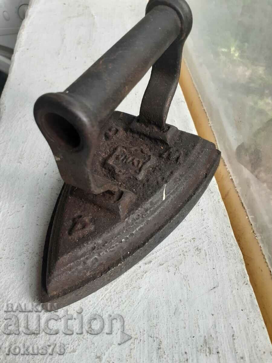 Old collector's small iron with price 69.00 BGN | € 35.28