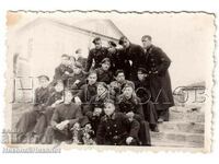 1936 МАЛКА СТАРА СНИМКА СВИЩОВ ПРЕД КЪЩАТА НА АЛЕКО В476