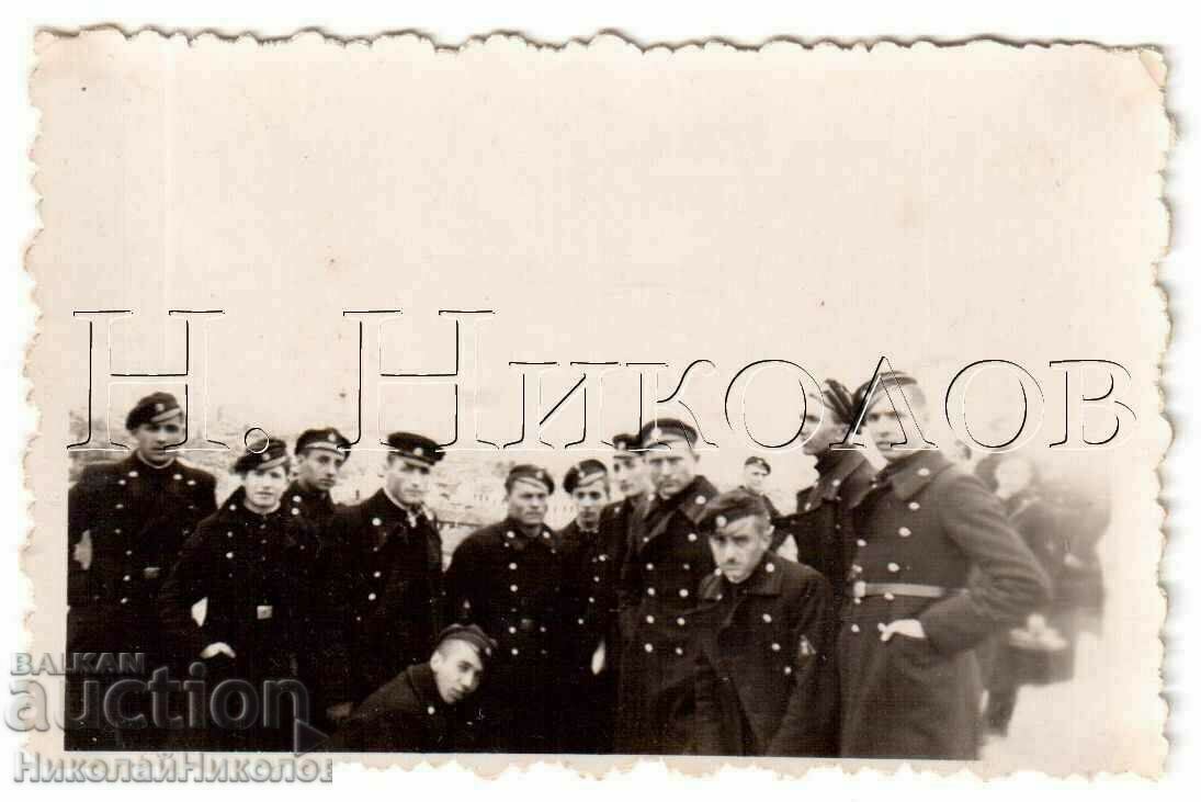 1936 LITTLE OLD PHOTO OF FISTULS HIGH SCHOOL STUDENTS ON EXCURSION B477