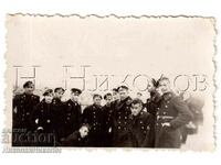 1936 LITTLE OLD PHOTO OF FISTULS HIGH SCHOOL STUDENTS ON EXCURSION B477