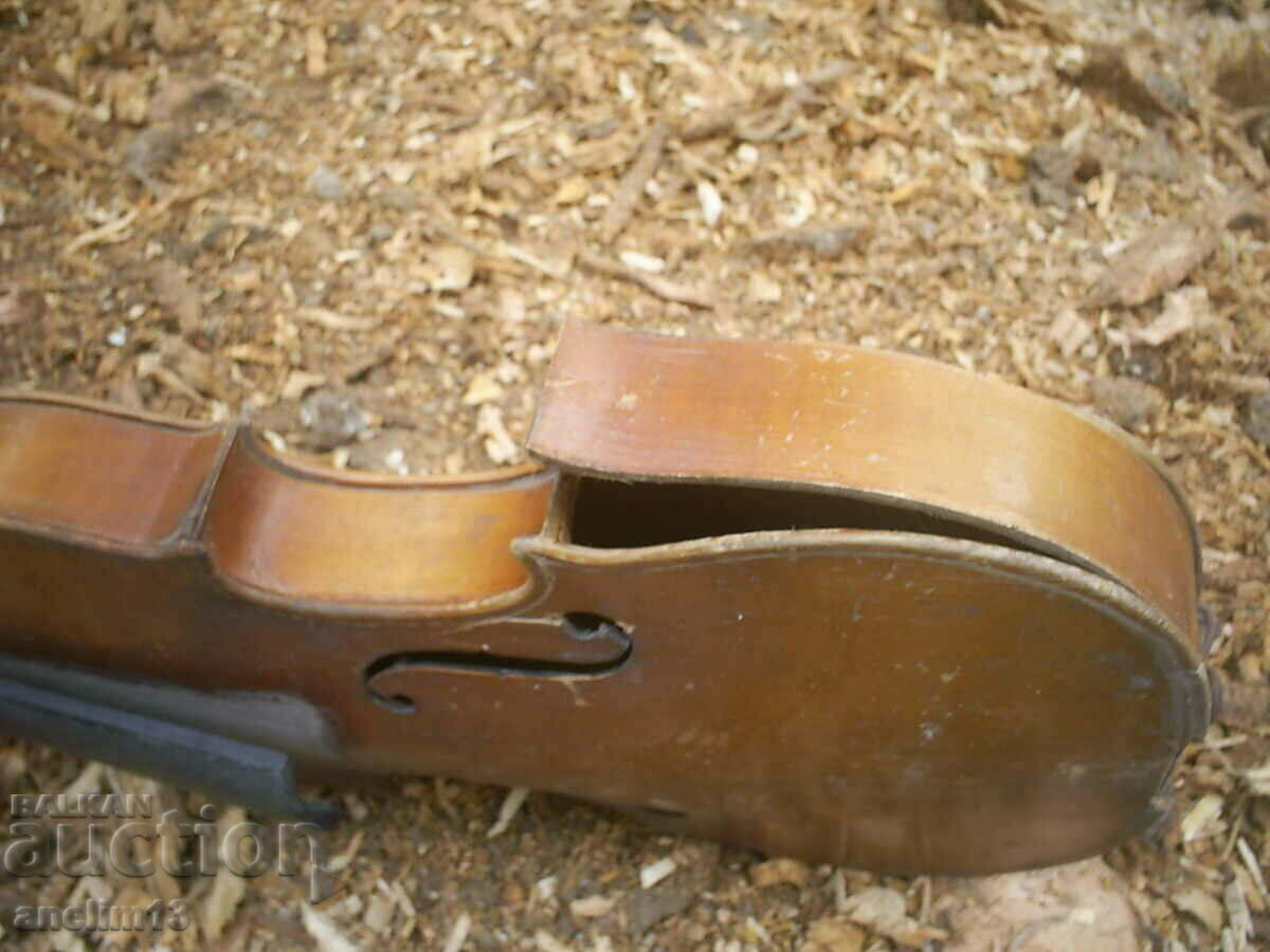 Delivery of OLD VIOLIN FOR INTERIOR PARTS OR RESTORATION Delivery of OLD VIOLIN FOR INTERIOR PARTS OR RESTORATION