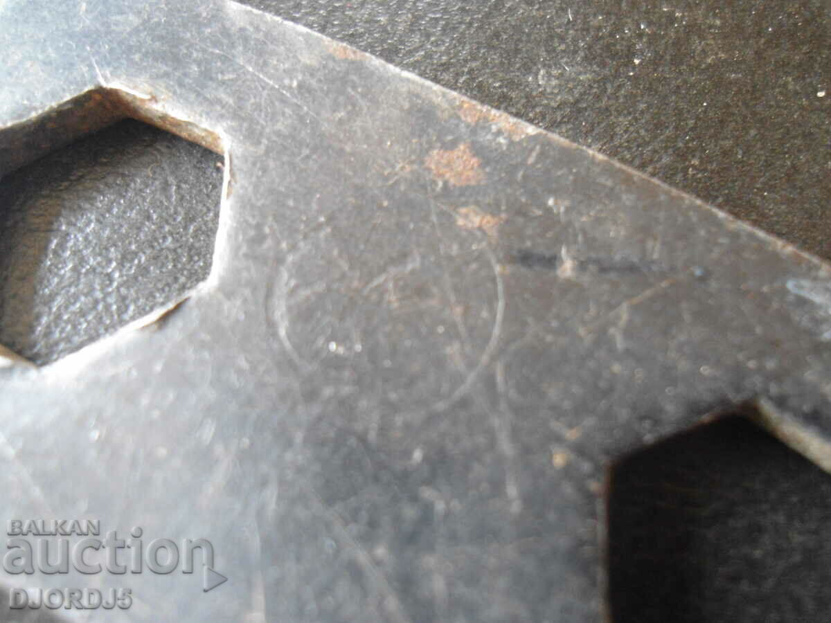 Auction  Old universal key, marking