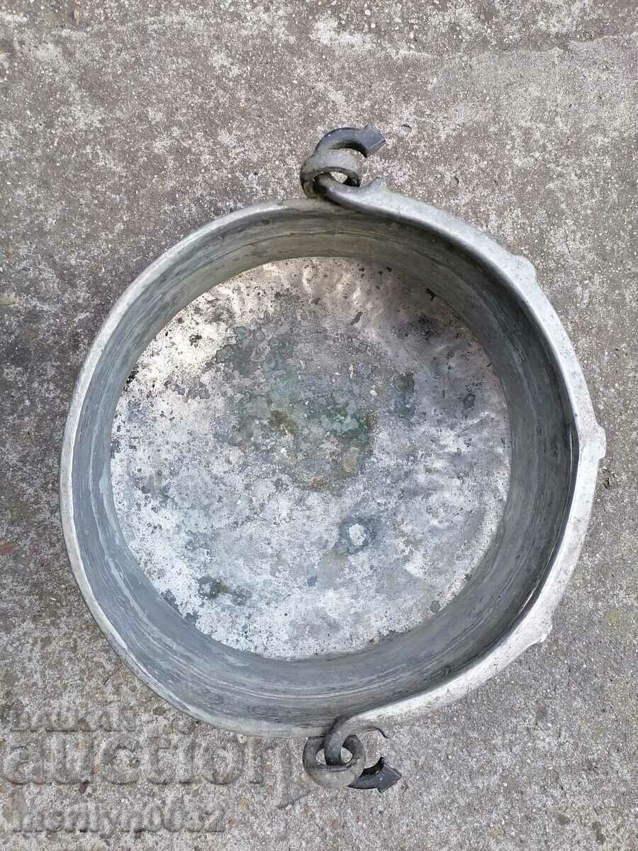 An old copper pot, a tin boiler, a baker, a spoon - 6 An old copper pot, a tin boiler, a baker, a spoon - 6