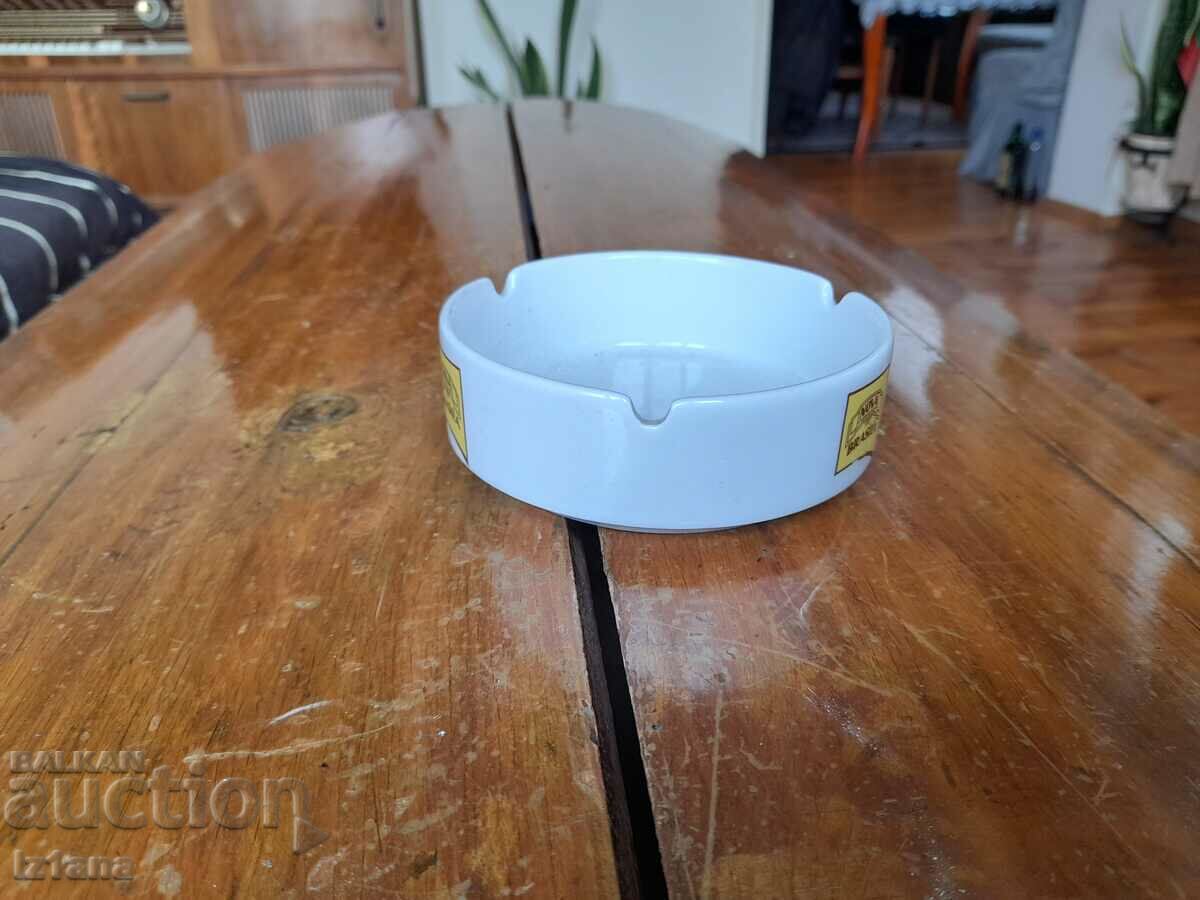 scrumieră veche Nova Brazilia cu preț 10.00 BGN | € 5.11 scrumieră veche Nova Brazilia cu preț 10.00 BGN | € 5.11