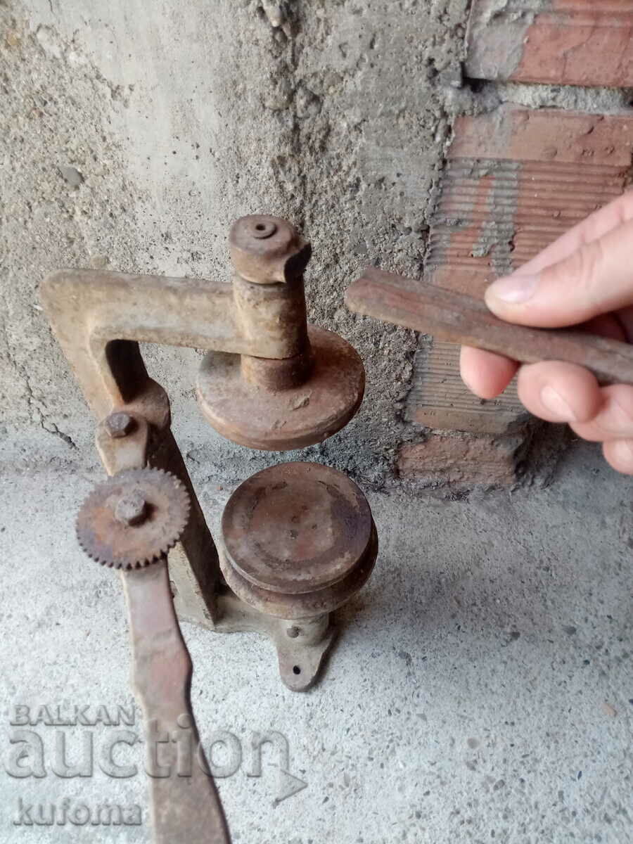 Licitație Dispozitiv de închidere pentru borcane vechi